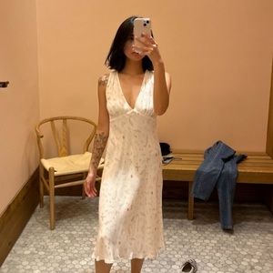 SOLD 🛑NWOT Aritzia Wilfred Orchestra Floral V Neck Tie Back Dress